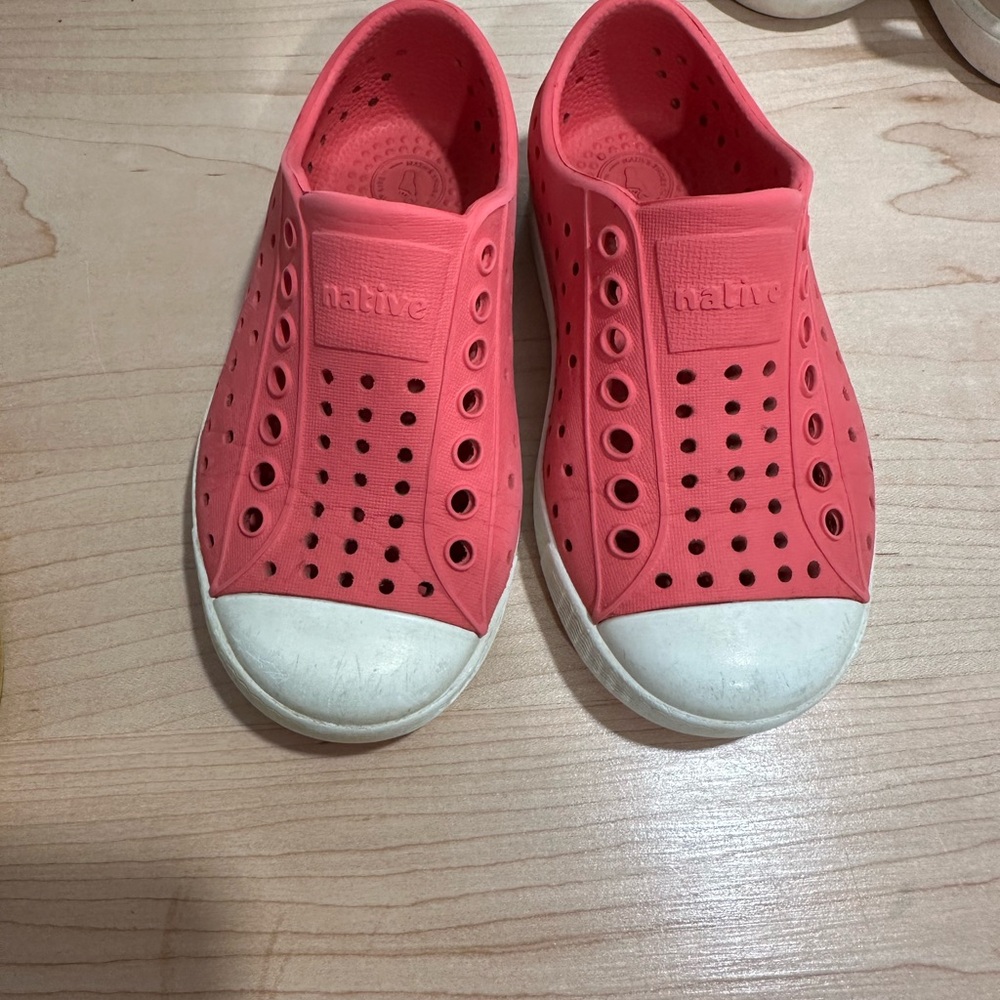 Native Kids Sneakers in Coral and White